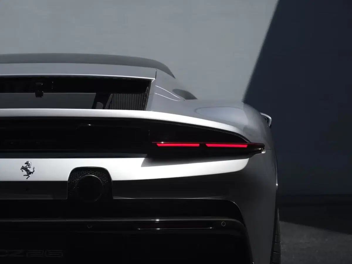 Niente elettrico per la prossima Ferrari: il nuovo modello è stato sorpreso in strada