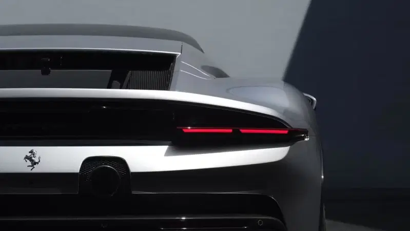 Niente elettrico per la prossima Ferrari: il nuovo modello è stato sorpreso in strada