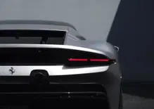 Niente elettrico per la prossima Ferrari: il nuovo modello è stato sorpreso in strada