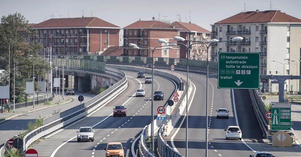 Autostrade, limiti diversi in base al motore: 100 km/h per le termiche e 130 per le elettriche. La proposta fa discutere