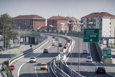 Autostrade, limiti diversi in base al motore: 100 km/h per le termiche e 130 per le elettriche. La p