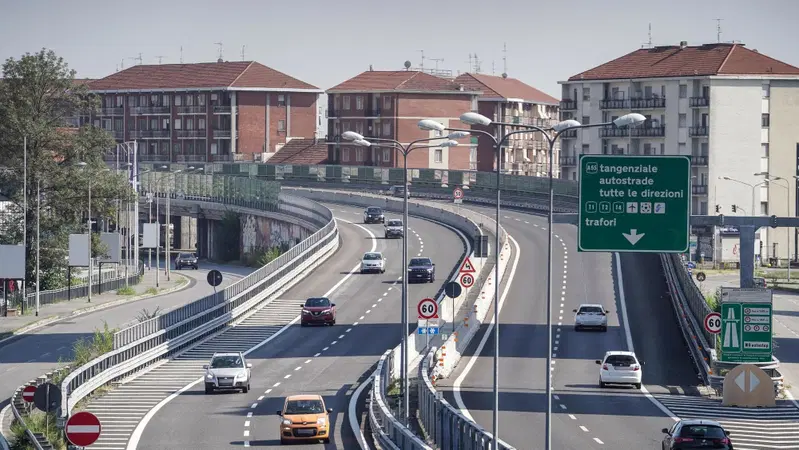Autostrade, limiti diversi in base al motore: 100 km/h per le termiche e 130 per le elettriche. La proposta fa discutere