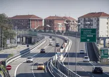 Autostrade, limiti diversi in base al motore: 100 km/h per le termiche e 130 per le elettriche. La proposta fa discutere