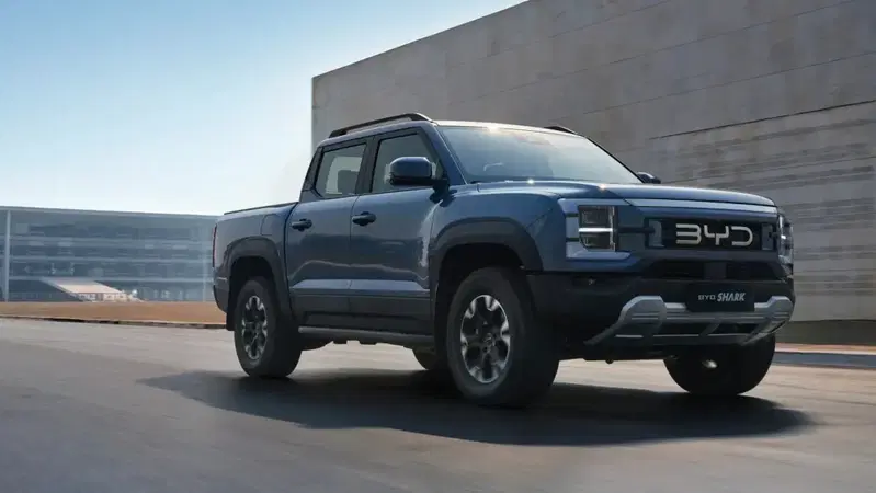 BYD al Salone di Parigi 2026: debutta un nuovo modello, in mostra DOLPHIN G DM-i e il pick-up SHARK