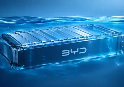 BYD immerge le celle della batteria nel liquido: il brevetto che ripensa il raffreddamento