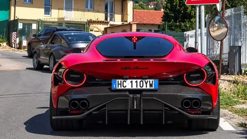 Ha speso oltre 3 milioni per questa Alfa Romeo, ma continua a guidarla come se fosse un'auto normale