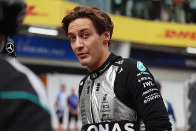 'È diventato tutto maledettamente complicato', dice Russell dopo il ritiro a Sepang. E ora scatterà dal fondo a Singapore: Wolff conferma la penalità da scontare