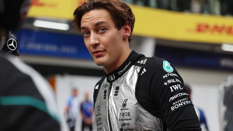 'È diventato tutto maledettamente complicato', dice Russell dopo il ritiro a Sepang. E ora scatterà dal fondo a Singapore: Wolff conferma la penalità da scontare