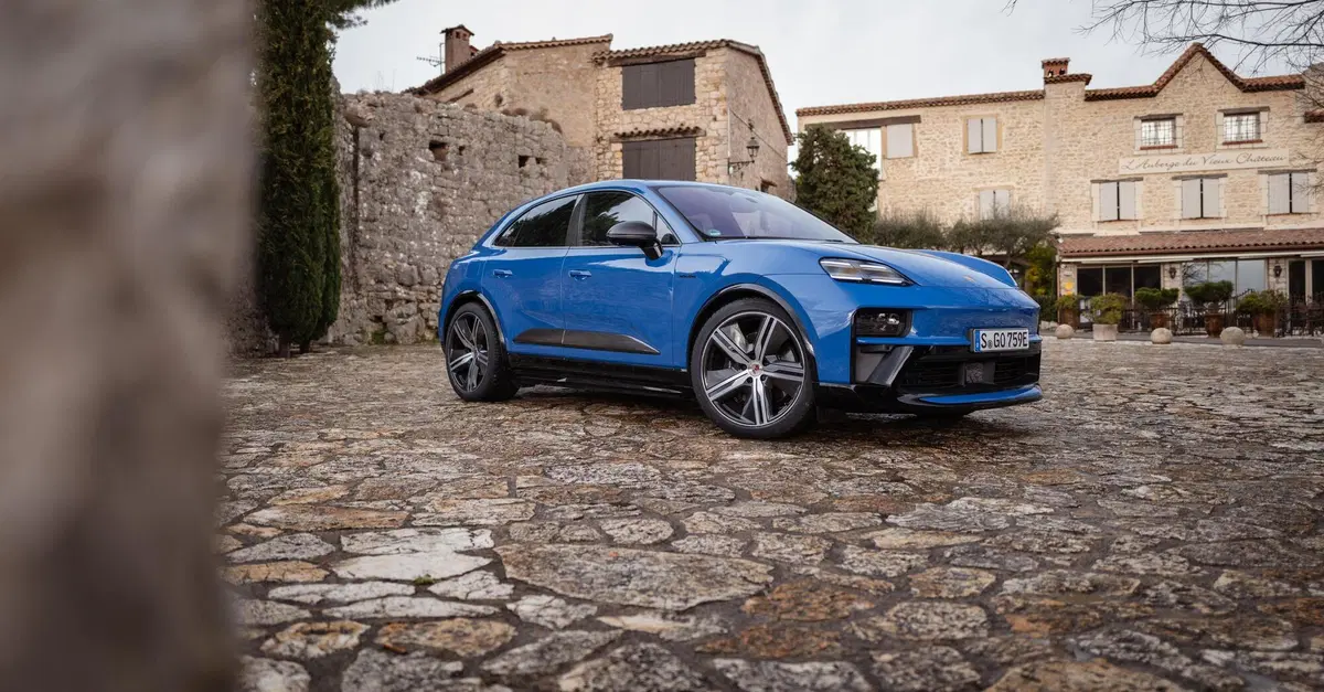 Porsche fa marcia indietro sull'elettrico: la Macan a benzina torna nel 2028