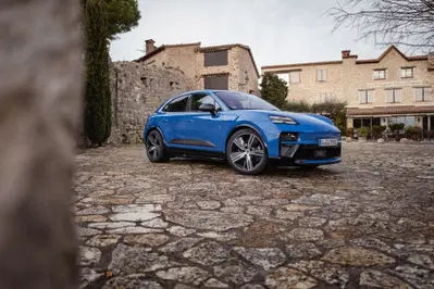 Porsche fa marcia indietro sull'elettrico: la Macan a benzina torna nel 2028