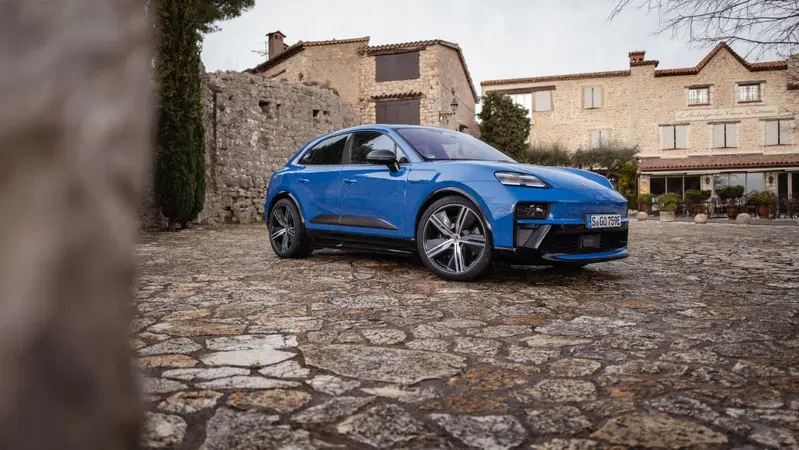 Porsche fa marcia indietro sull'elettrico: la Macan a benzina torna nel 2028