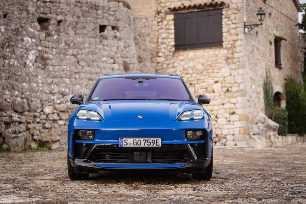Porsche fa marcia indietro sull'elettrico: la Macan a benzina torna nel 2028 (2)