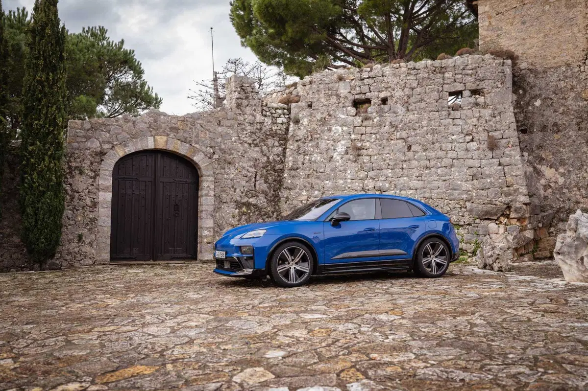 Porsche fa marcia indietro sull'elettrico: la Macan a benzina torna nel 2028 (3)