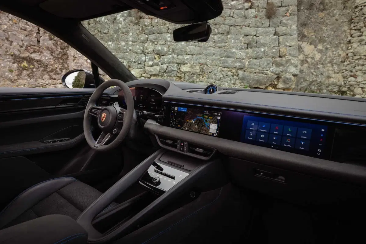 Porsche fa marcia indietro sull'elettrico: la Macan a benzina torna nel 2028 (5)