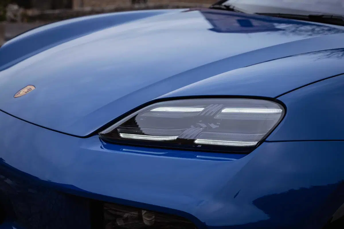 Porsche fa marcia indietro sull'elettrico: la Macan a benzina torna nel 2028 (6)