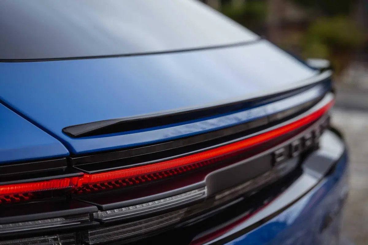 Porsche fa marcia indietro sull'elettrico: la Macan a benzina torna nel 2028 (7)