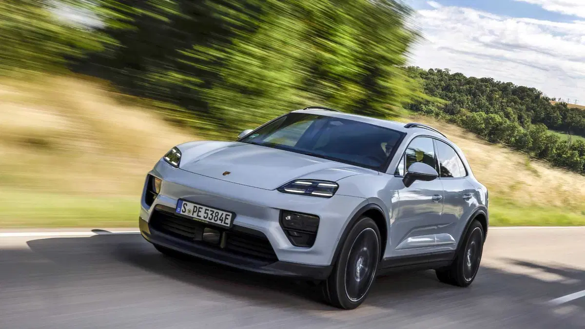 Porsche fa marcia indietro sull'elettrico: la Macan a benzina torna nel 2028 (9)