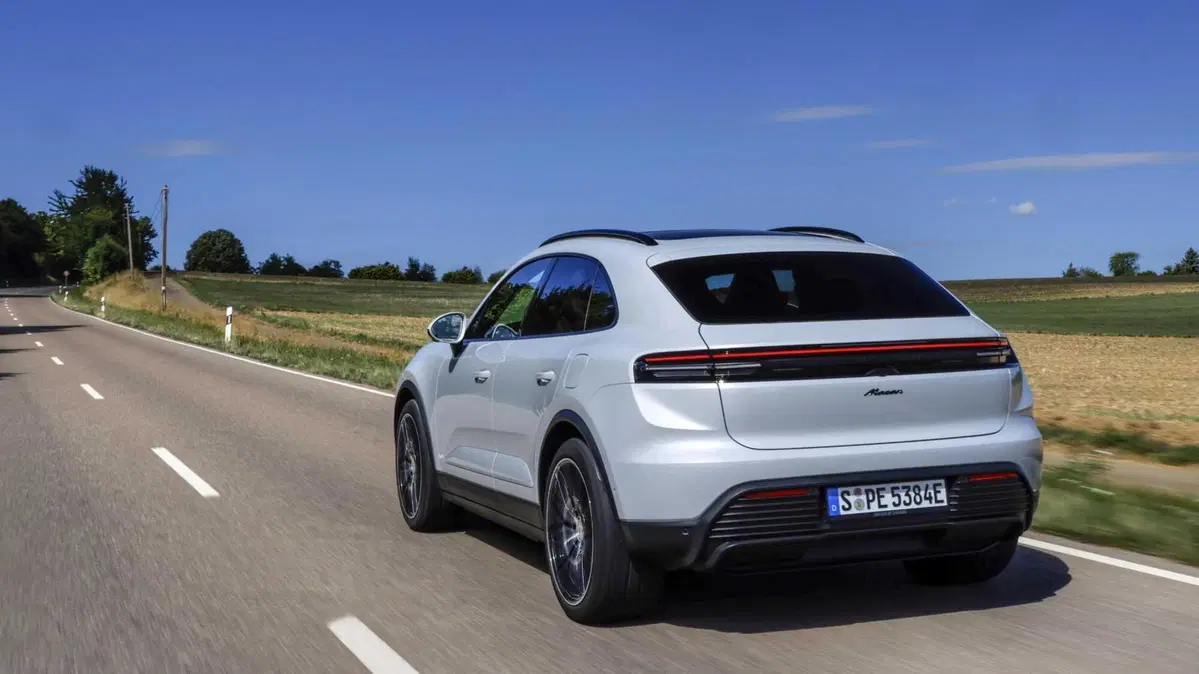 Porsche fa marcia indietro sull'elettrico: la Macan a benzina torna nel 2028 (10)