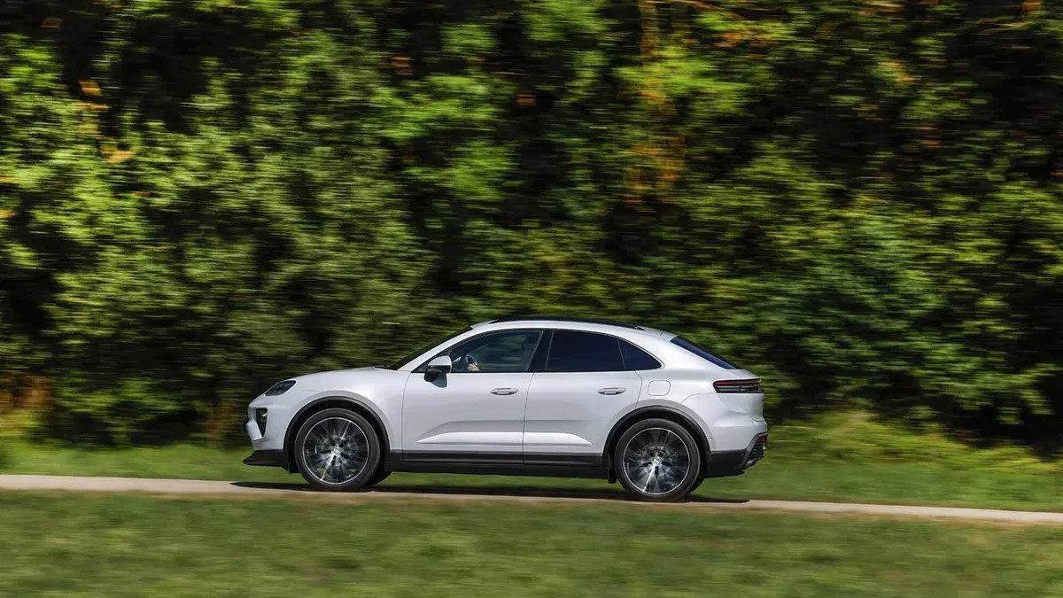 Porsche fa marcia indietro sull'elettrico: la Macan a benzina torna nel 2028 (11)