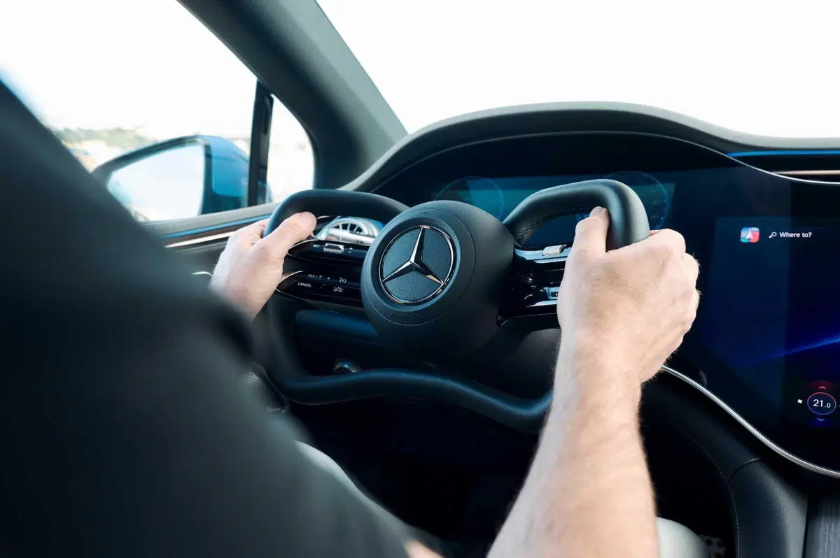 Mercedes EQS, il volante non è più collegato alle ruote: lo steer-by-wire arriva in Italia