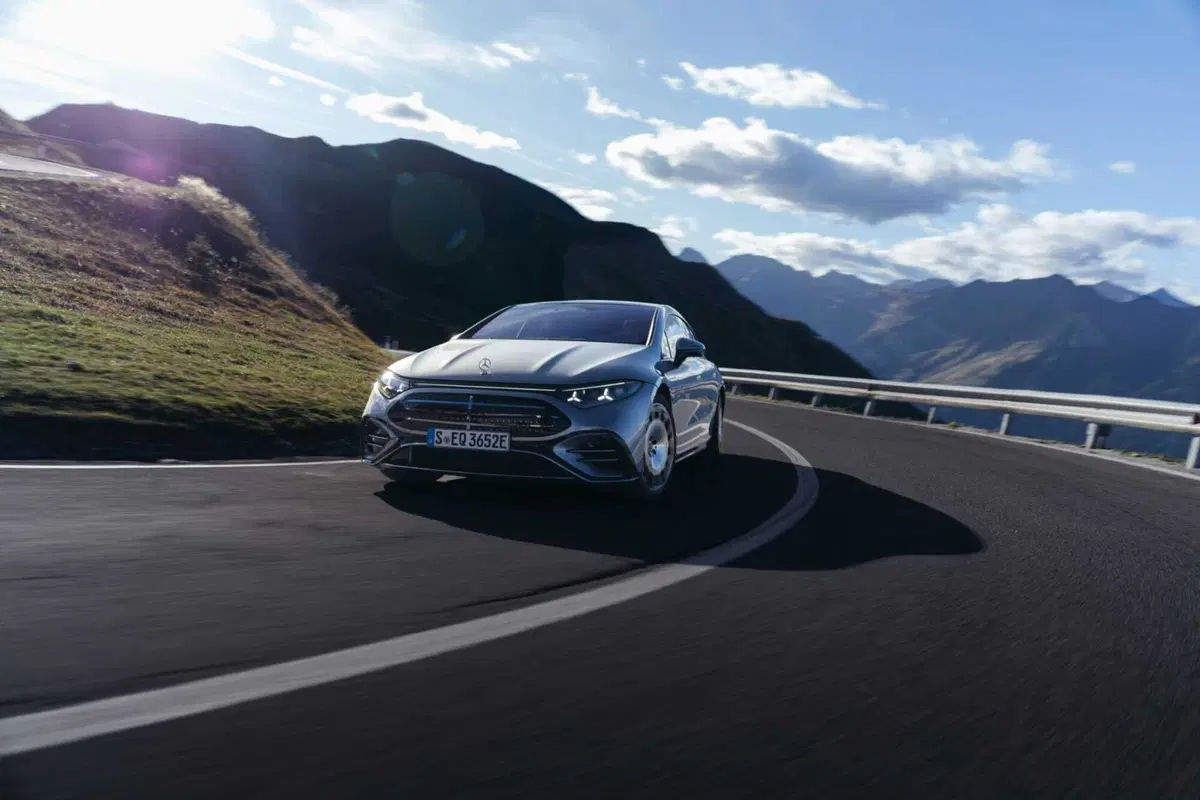 Mercedes EQS, il volante non è più collegato alle ruote: lo steer-by-wire arriva in Italia (4)