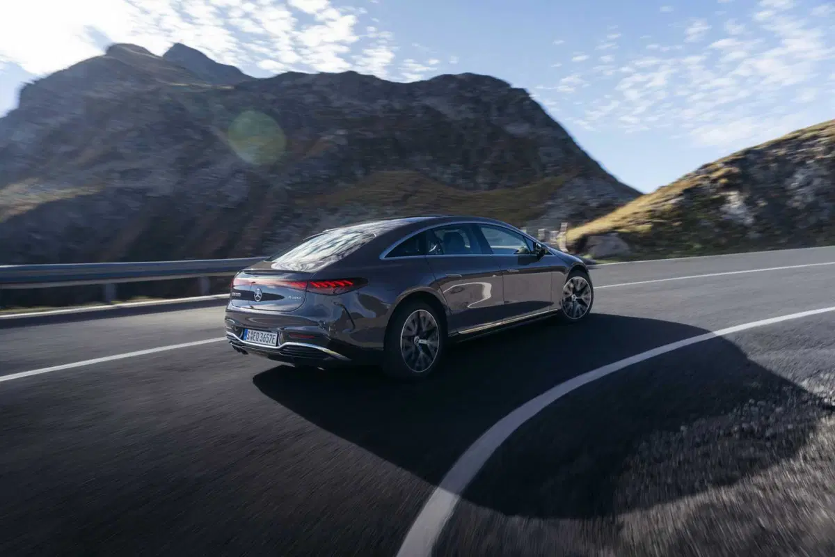 Mercedes EQS, il volante non è più collegato alle ruote: lo steer-by-wire arriva in Italia (5)