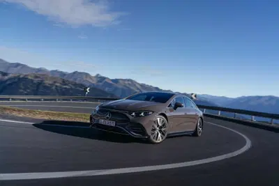 Mercedes EQS, il volante non è più collegato alle ruote: lo steer-by-wire arriva in Italia