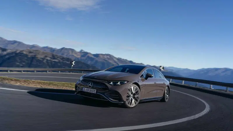 Mercedes EQS, il volante non è più collegato alle ruote: lo steer-by-wire arriva in Italia