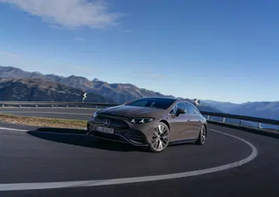 Mercedes EQS, il volante non è più collegato alle ruote: lo steer-by-wire arriva in Italia