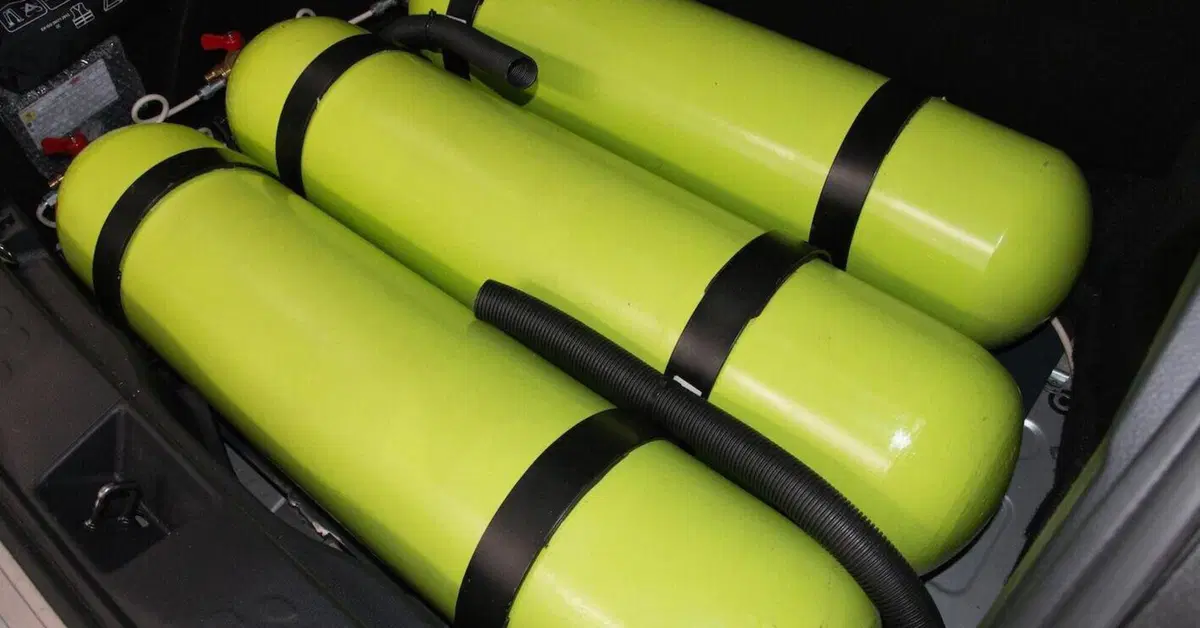 Auto a metano, cambia il controllo delle bombole: chi le verifica, come si traccia e chi paga quella nuova