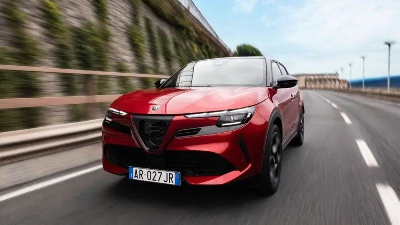 Alfa Romeo rinnova tutta la gamma: Junior cambia volto dentro, Tonale moltiplica le scelte e Giulia 