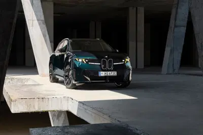 BMW iX3 M60 xDrive, BMW porta a 612 CV la versione sportiva del suo SUV elettrico
