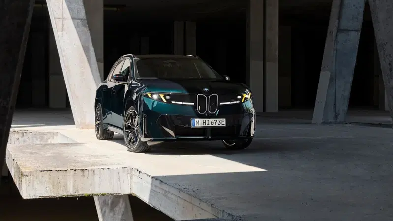 BMW iX3 M60 xDrive, BMW porta a 612 CV la versione sportiva del suo SUV elettrico