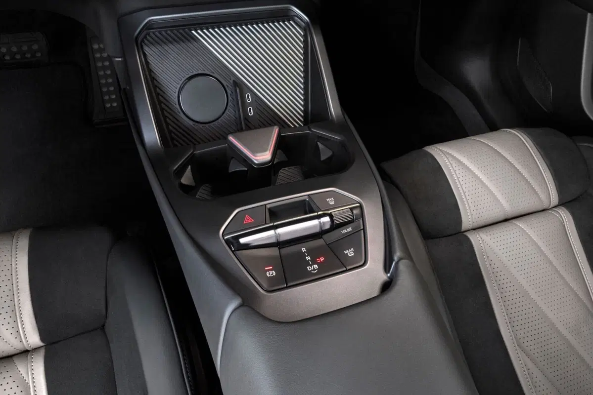 BMW iX3 M60 xDrive, BMW porta a 612 CV la versione sportiva del suo SUV elettrico (9)