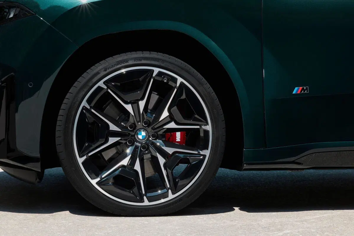 BMW iX3 M60 xDrive, BMW porta a 612 CV la versione sportiva del suo SUV elettrico (10)