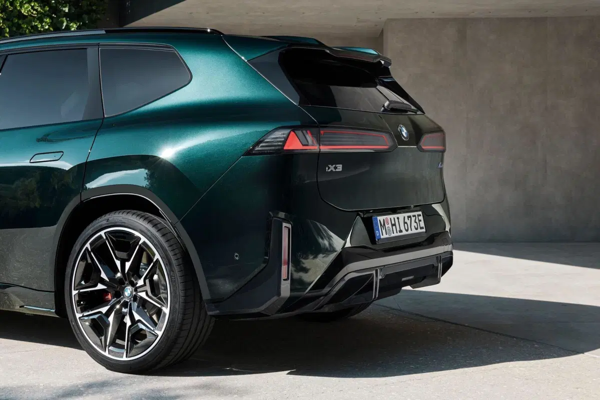 BMW iX3 M60 xDrive, BMW porta a 612 CV la versione sportiva del suo SUV elettrico (11)