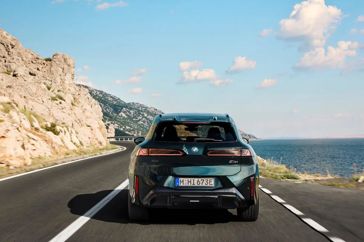 BMW iX3 M60 xDrive, BMW porta a 612 CV la versione sportiva del suo SUV elettrico (12)