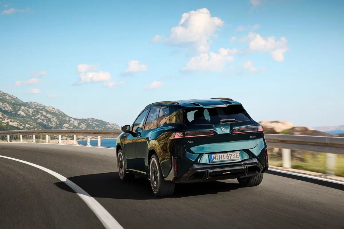 BMW iX3 M60 xDrive, BMW porta a 612 CV la versione sportiva del suo SUV elettrico (13)