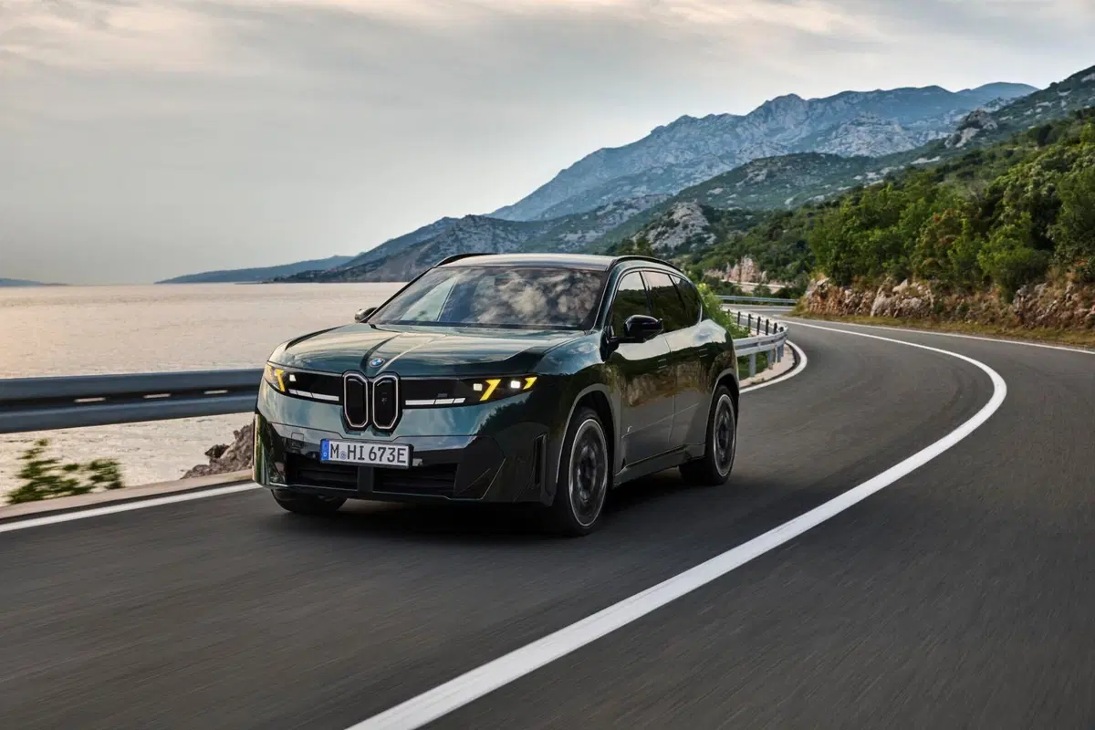 BMW iX3 M60 xDrive, BMW porta a 612 CV la versione sportiva del suo SUV elettrico (14)
