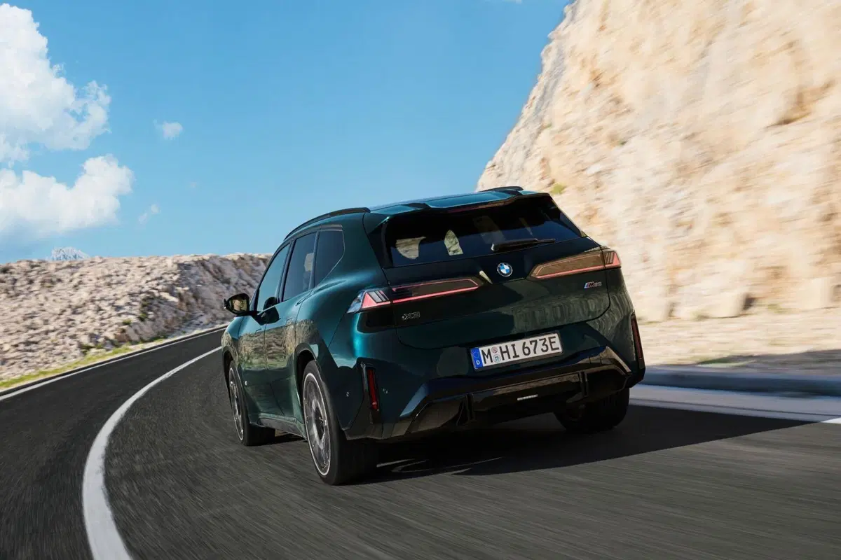 BMW iX3 M60 xDrive, BMW porta a 612 CV la versione sportiva del suo SUV elettrico (15)