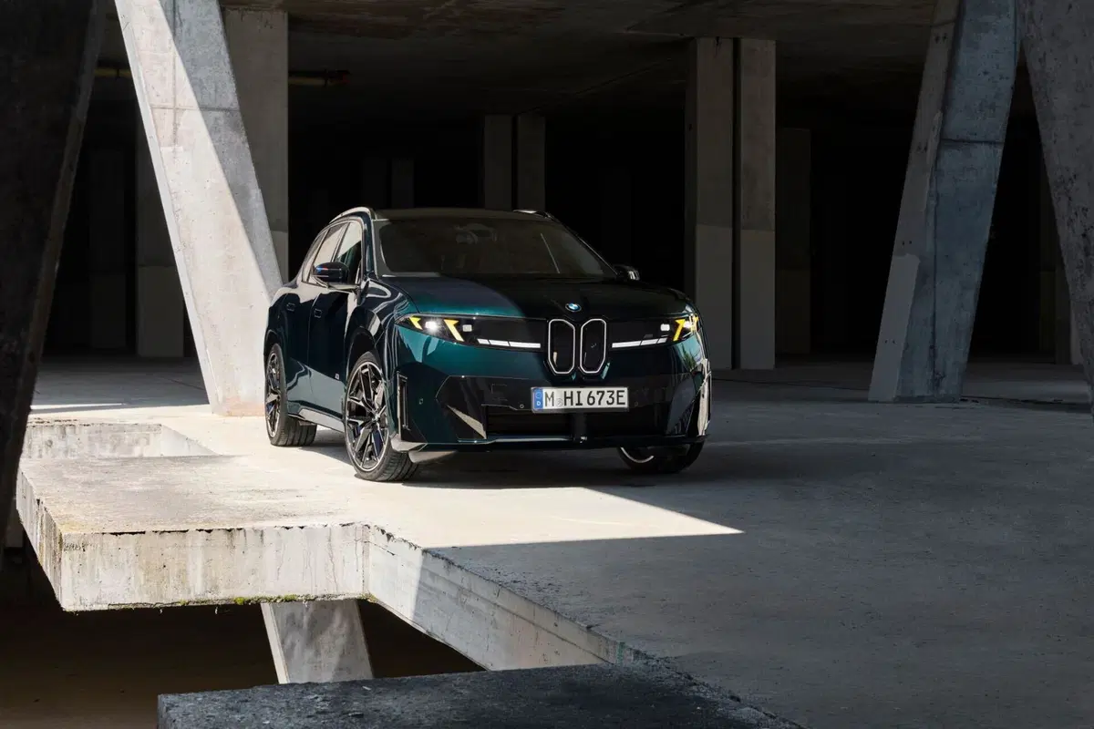 BMW iX3 M60 xDrive, BMW porta a 612 CV la versione sportiva del suo SUV elettrico (18)