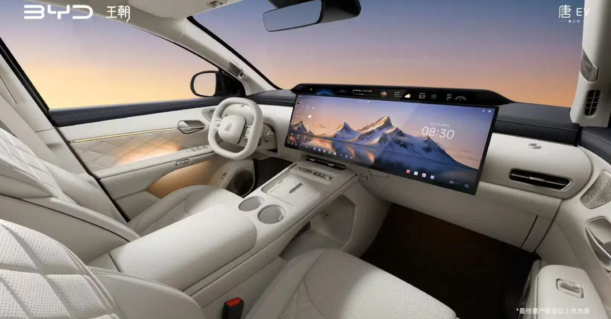 BYD Tang di terza generazione, ecco gli interni: maxi schermi e fino a 850 km di autonomia