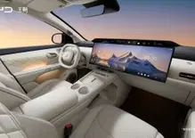 BYD Tang di terza generazione, ecco gli interni: maxi schermi e fino a 850 km di autonomia