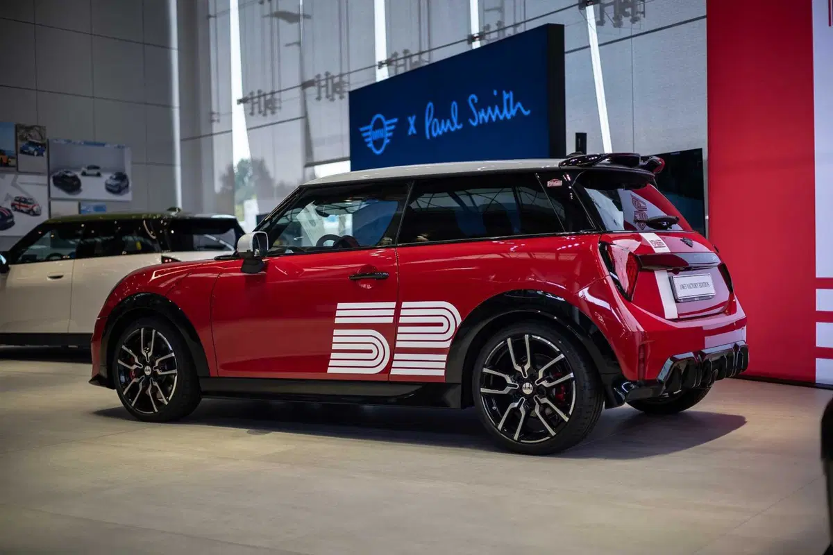 MINI, 25 anni in Italia: 350.000 ancora su strada e ora la Countryman punta allo sterrato (9)