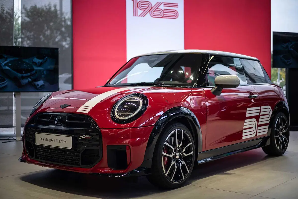MINI, 25 anni in Italia: 350.000 ancora su strada e ora la Countryman punta allo sterrato (10)