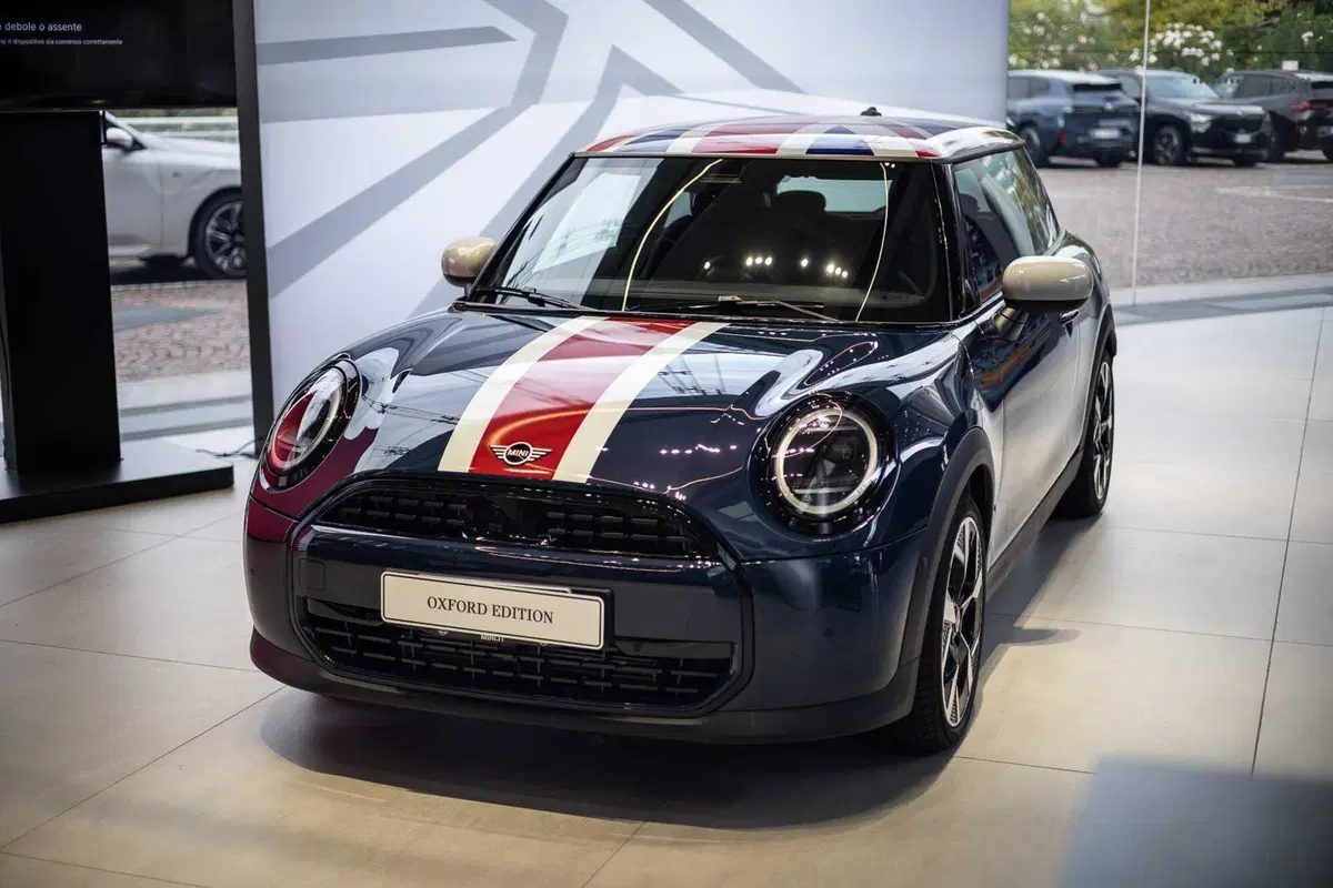 MINI, 25 anni in Italia: 350.000 ancora su strada e ora la Countryman punta allo sterrato (12)