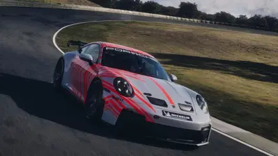 Porsche 911, niente elettrico: il futuro della sportiva sarà ancora termico e ibrido