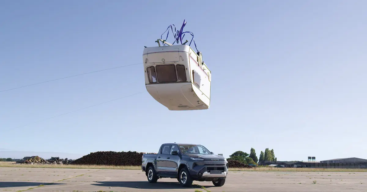 Una roulotte da 760 kg precipita sul nuovo Toyota Hilux elettrico: l’indistruttibile sfida il mito di Top Gear