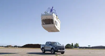 Una roulotte da 760 kg precipita sul nuovo Toyota Hilux elettrico: l’indistruttibile sfida il mito di Top Gear