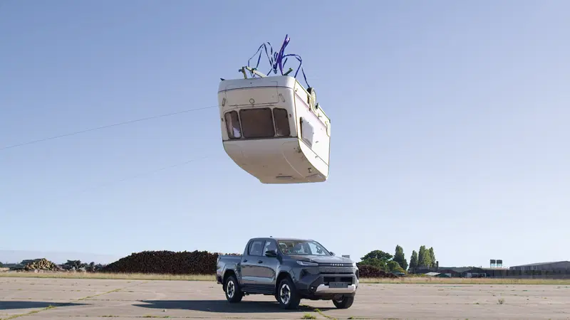 Una roulotte da 760 kg precipita sul nuovo Toyota Hilux elettrico: l’indistruttibile sfida il mito di Top Gear